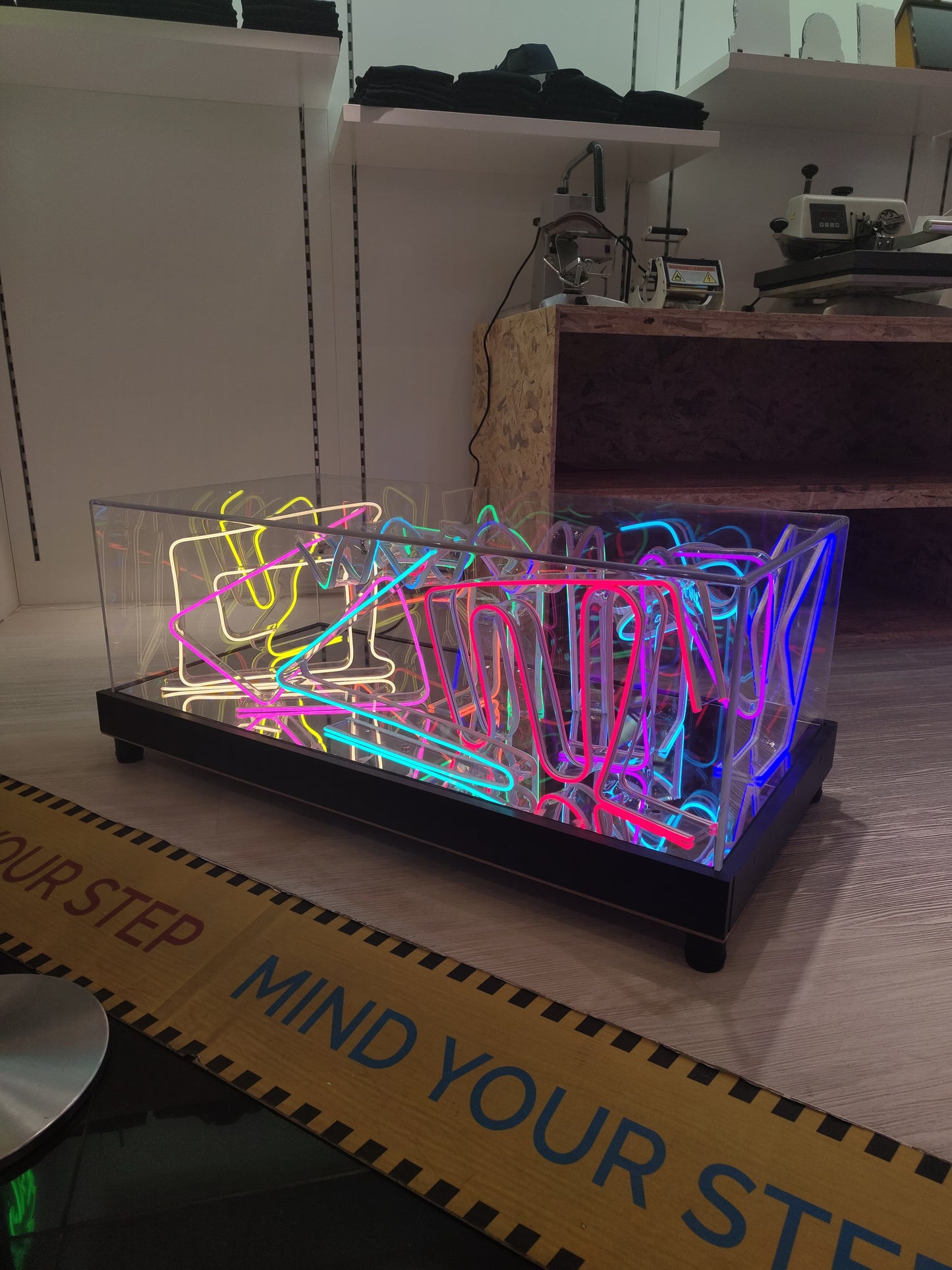 Infinity Neon Coffee Table – Artistic Glow for Modern Spaces